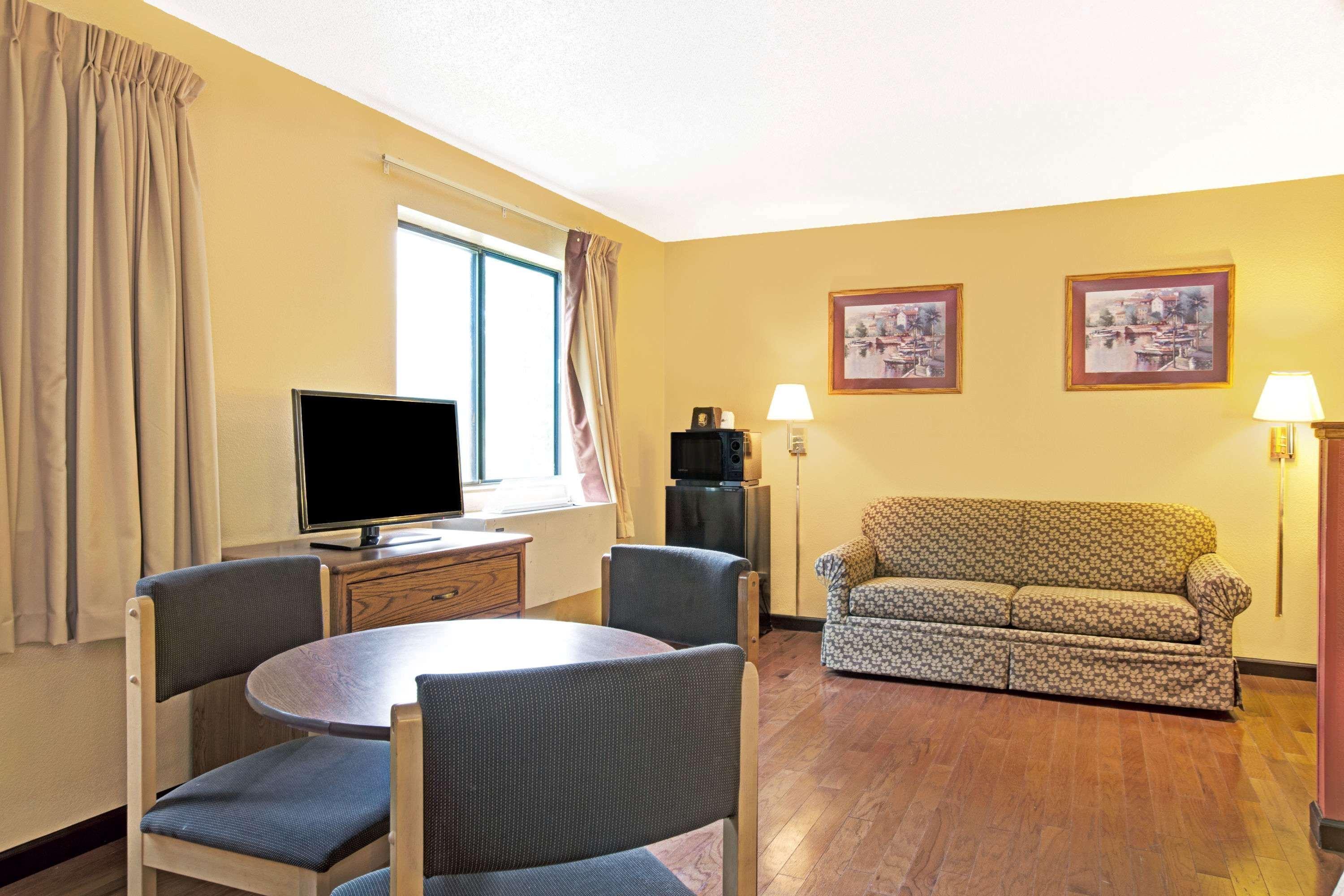 Super 8 By Wyndham Baltimore/Essex Area Экстерьер фото